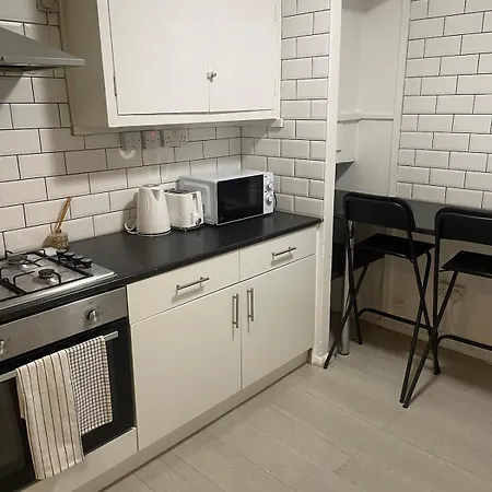 Cosy Ground Floor Flat Next To The Tube *