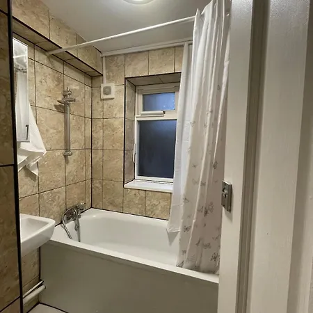 Cosy Ground Floor Flat Next To The Tube *