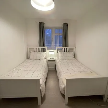 Cosy Ground Floor Flat Next To The Tube * London