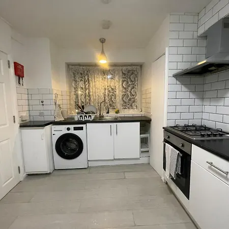 Cosy Ground Floor Flat Next To The Tube