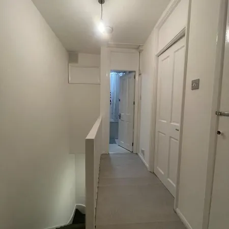 Cosy Ground Floor Flat Next To The Tube