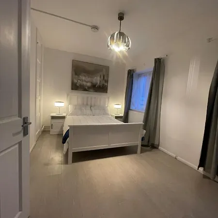 Cosy Ground Floor Flat Next To The Tube * London