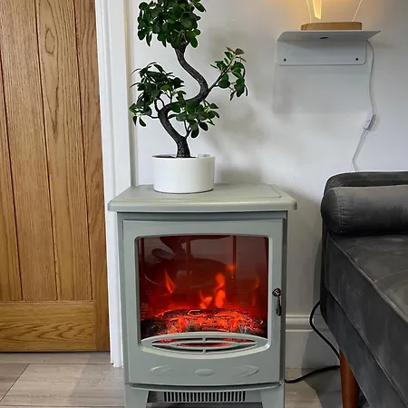 Holiday home Heathrow Airport 10 Mins Drive L Free Secure Parking L Tiny House With Courtyard *