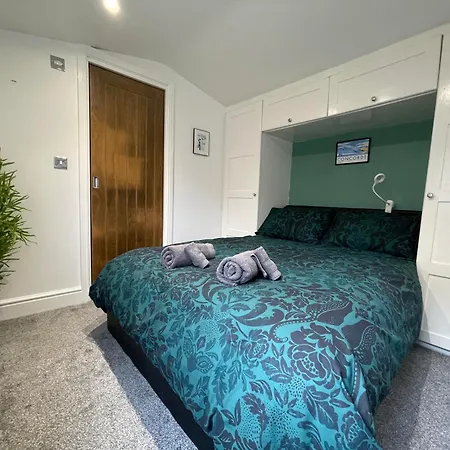 Holiday home Heathrow Airport 10 Mins Drive L Free Secure Parking L Tiny House With Courtyard *