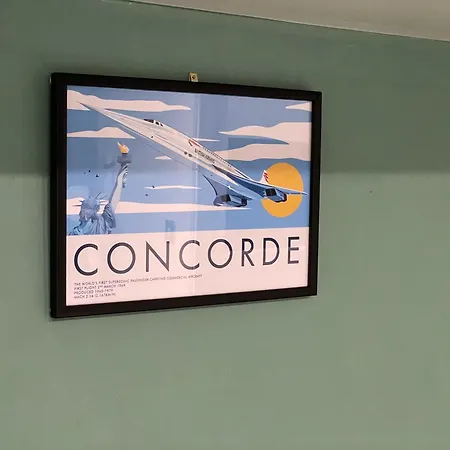 Heathrow Airport 10 Mins Drive L Free Secure Parking L Tiny House With Courtyard Holiday home