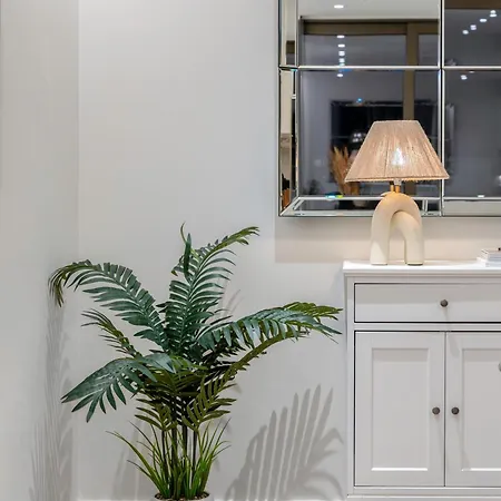 Luxury 2-bed Next To Hyde Park Apartment London