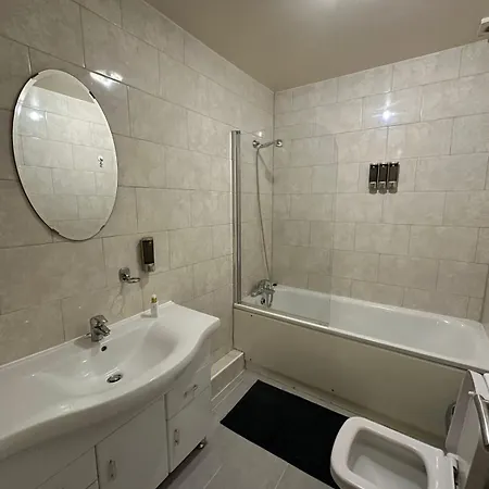 Small En-suite Shoreditch Guest house London