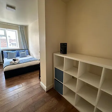 Small En-suite Shoreditch Guest house