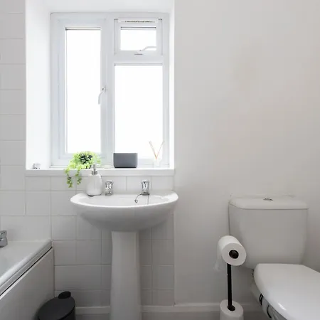 Long In Chingford Perfect For Contractors Apartment Enfield