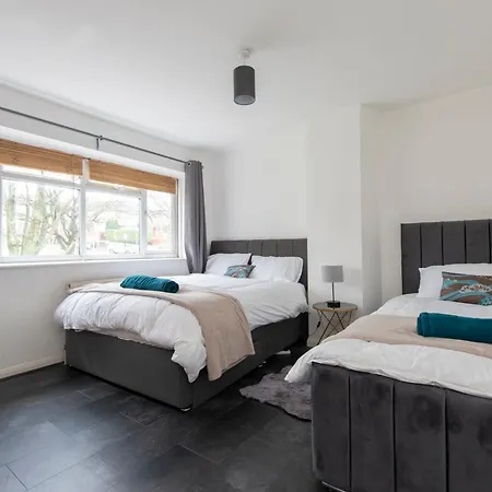 Long In Chingford Perfect For Contractors Apartment