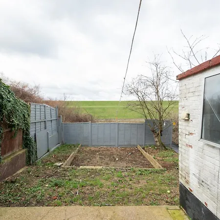 Long In Chingford Perfect For Contractors Apartment *