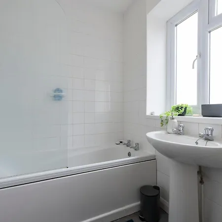 Long In Chingford Perfect For Contractors Apartment *