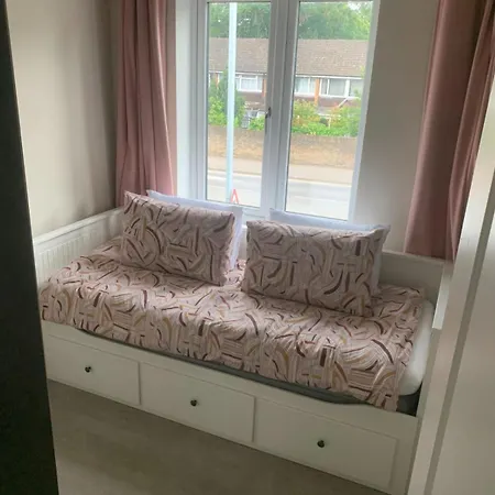 Large 4 Bed Lux House Holiday home Uxbridge