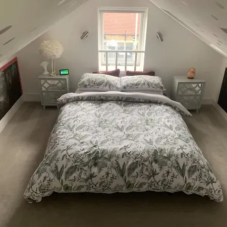 Large 4 Bed Lux House Uxbridge