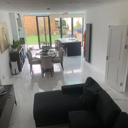 Large 4 Bed Lux House Holiday home Uxbridge