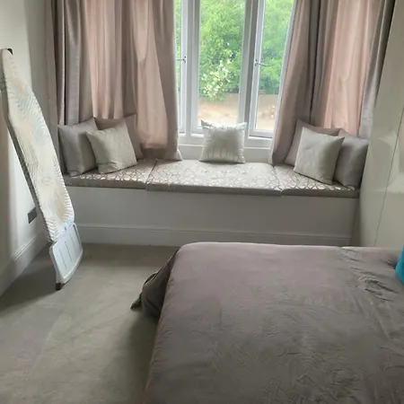 Large 4 Bed Lux House * Uxbridge