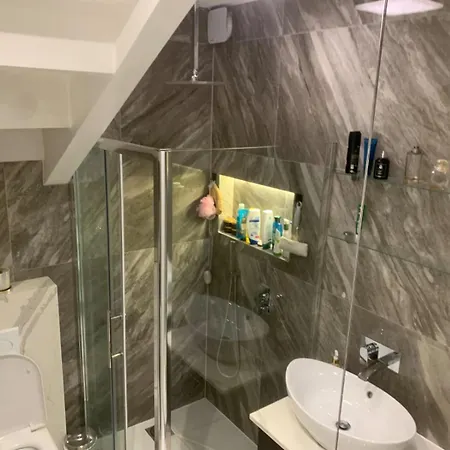 Large 4 Bed Lux House Holiday home Uxbridge