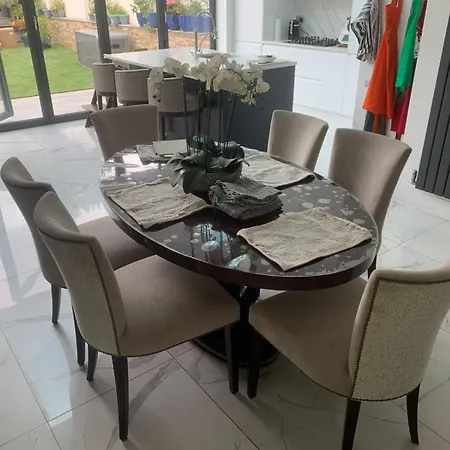Holiday home Large 4 Bed Lux House Uxbridge