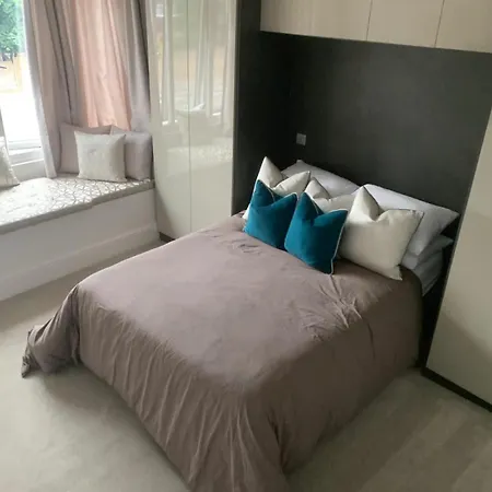 Large 4 Bed Lux House