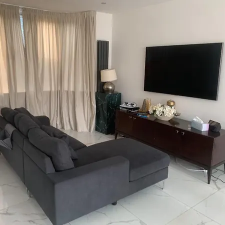 Large 4 Bed Lux House Holiday home