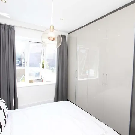 Large 4 Bed Lux House Uxbridge