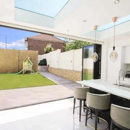 Large 4 Bed Lux House