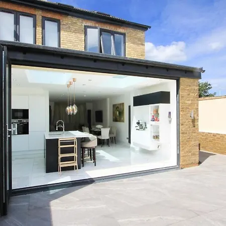 Large 4 Bed Lux House Holiday home *