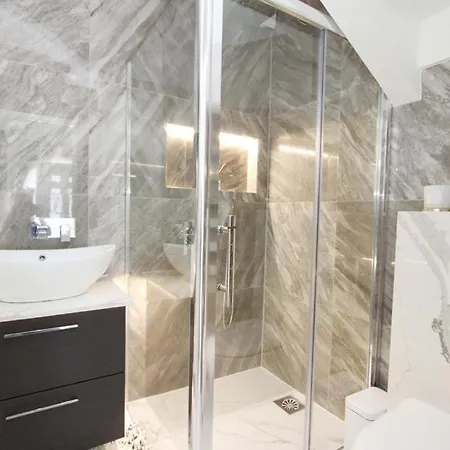 Large 4 Bed Lux House Uxbridge