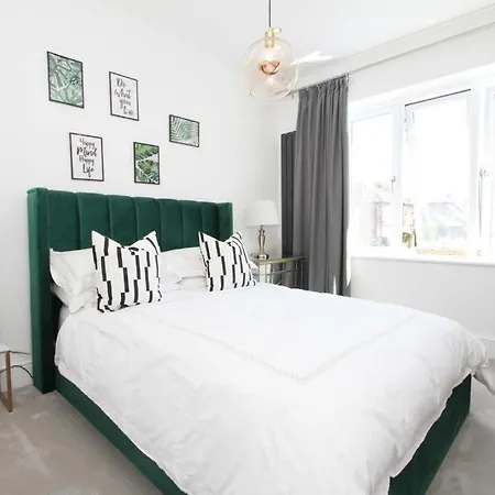 Large 4 Bed Lux House * Uxbridge