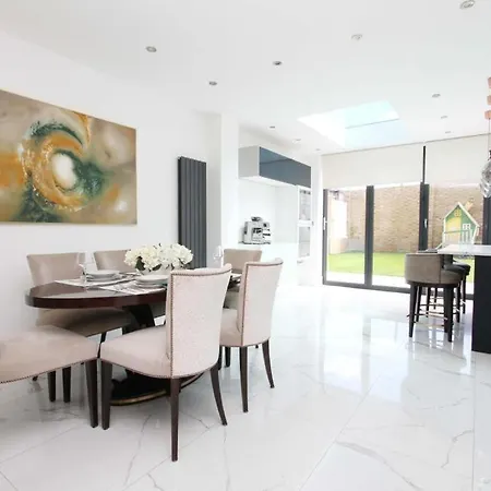 Large 4 Bed Lux House Holiday home *