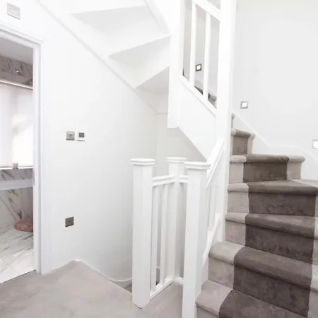 Large 4 Bed Lux House Holiday home Uxbridge