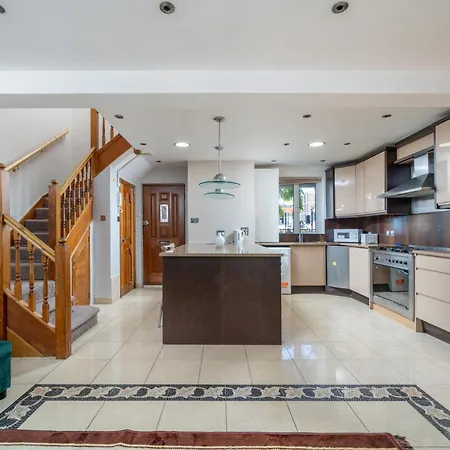 Beautiful 3 Bedroom Maisonette * London