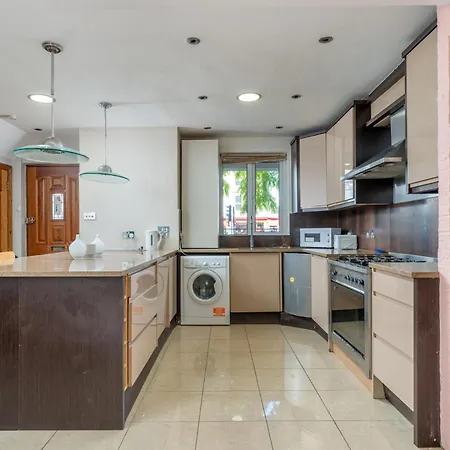 Beautiful 3 Bedroom Maisonette *