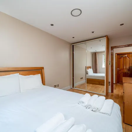 Beautiful 3 Bedroom Maisonette Apartment *