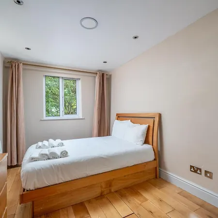 Apartment Beautiful 3 Bedroom Maisonette *