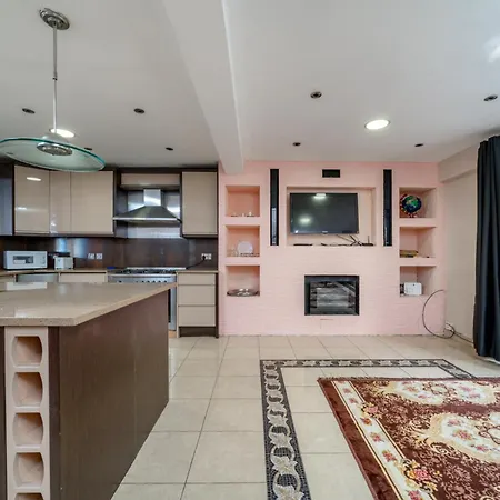 Apartment Beautiful 3 Bedroom Maisonette London