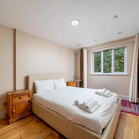 Beautiful 3 Bedroom Maisonette * London