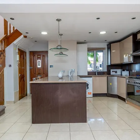 Beautiful 3 Bedroom Maisonette