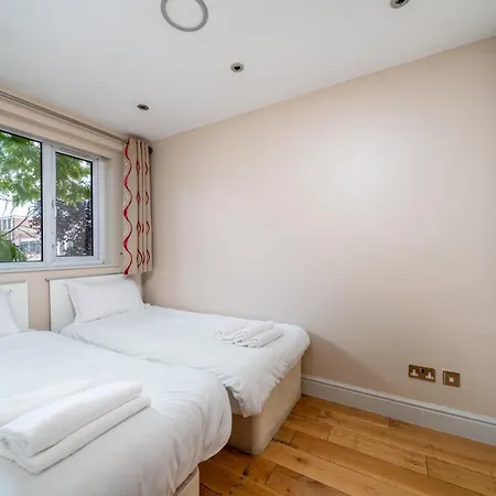 Apartment Beautiful 3 Bedroom Maisonette London