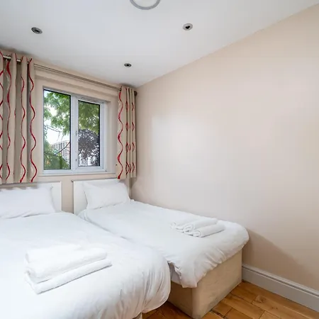 Beautiful 3 Bedroom Maisonette Apartment London