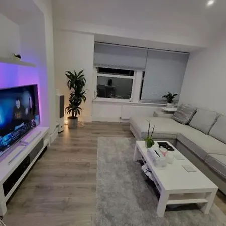Modern Flat Next To Westfield