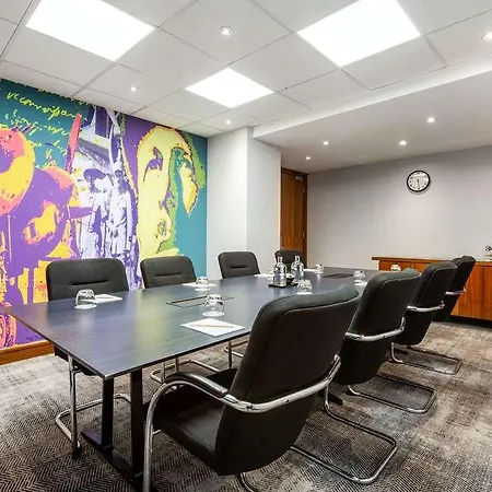 Radisson Red Heathrow 4* Londra