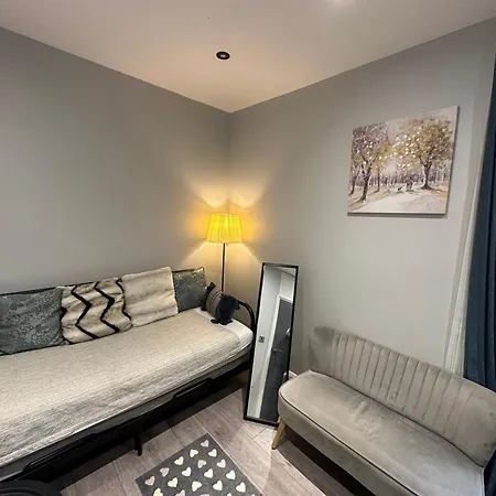 Elegance Suits 20 Minutes To Bed & Breakfast