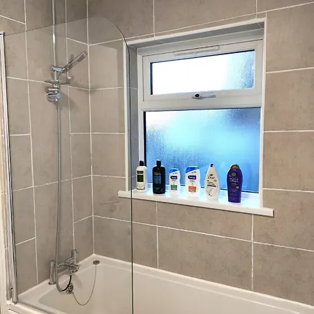 2-br In London, Ideal Location!