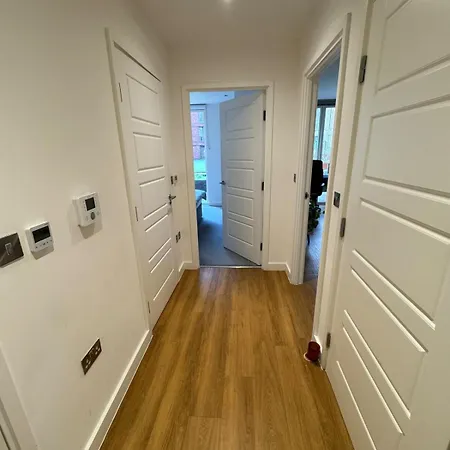 Elegant One-bedroom In East Apartment *