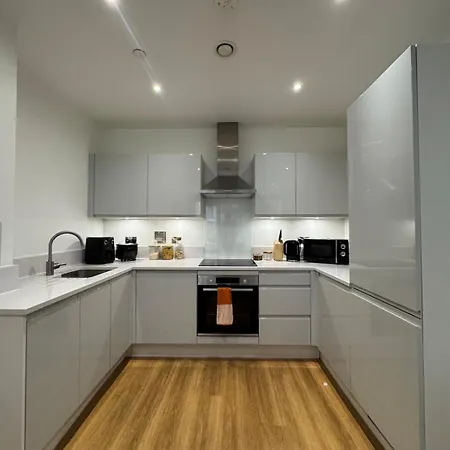 Elegant One-bedroom In East Apartment *