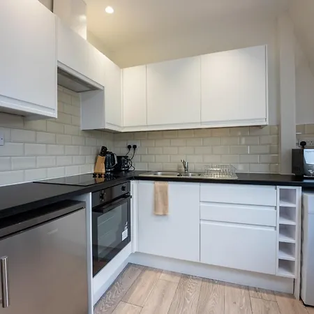 Modern Flat With Balcony In Heart Of * Londyn