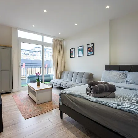 Apartament Modern Flat With Balcony In Heart Of