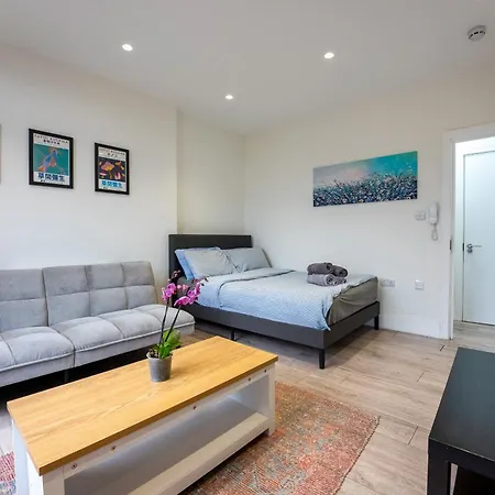 Modern Flat With Balcony In Heart Of Apartament *