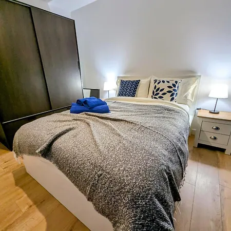 Charming 2-bedroom Canary Wharf - Apartment *